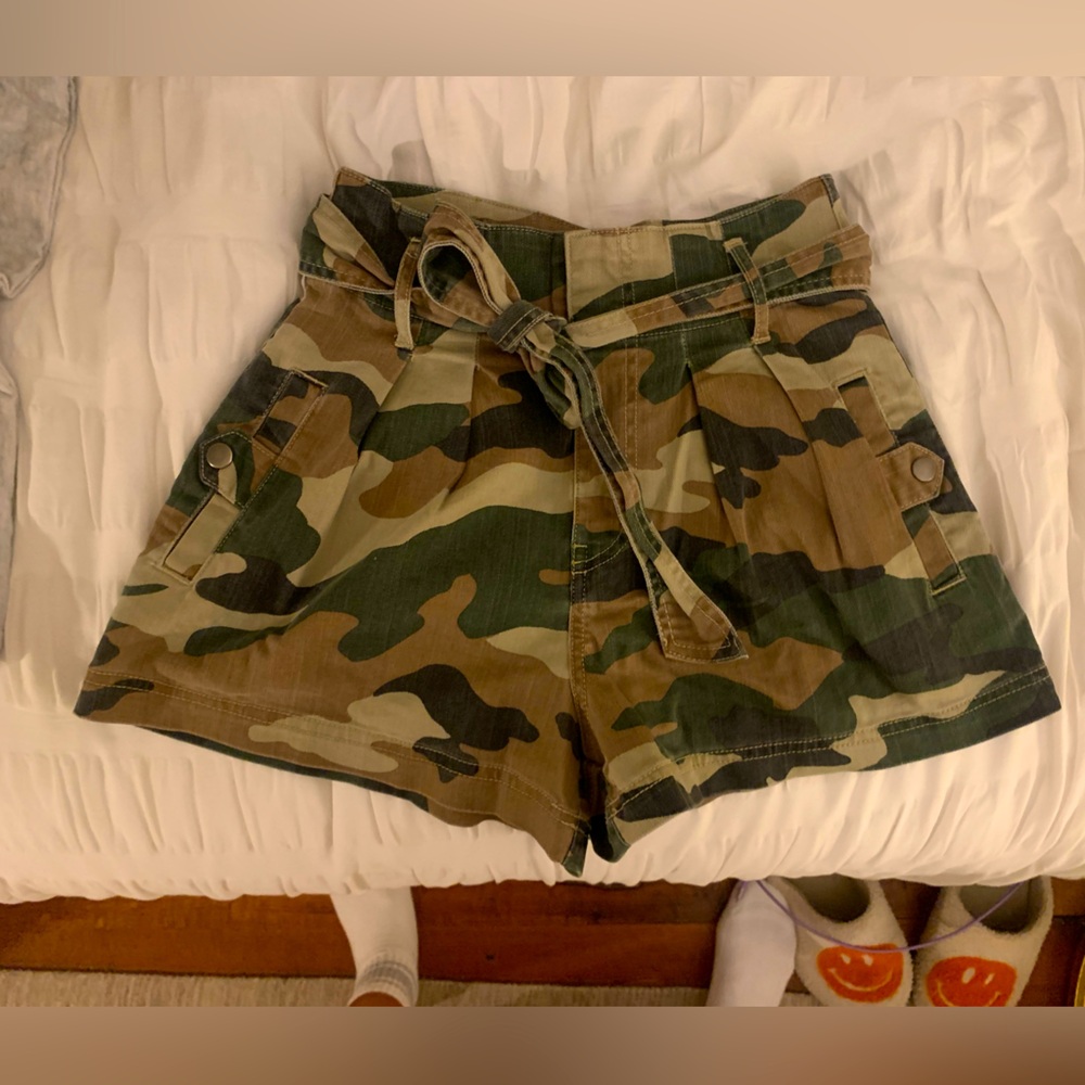 High waisted Camo forever 21 shorts!